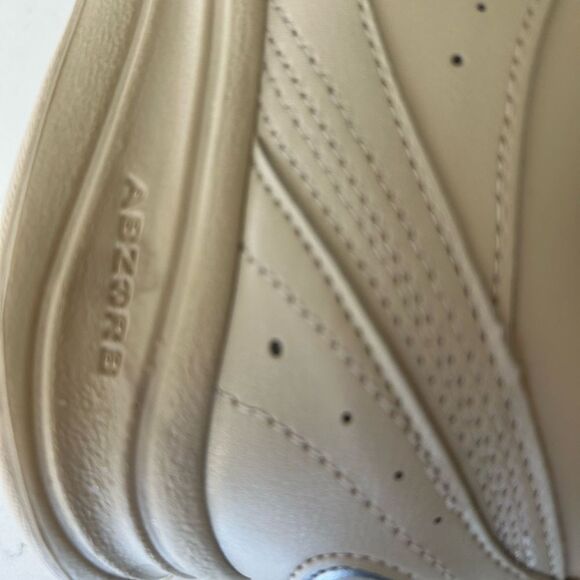 New Balance Walking Shoe WW577Hv1, Bone
Hook & Loop, size 10.5, NWT Display - Picture 9 of 14